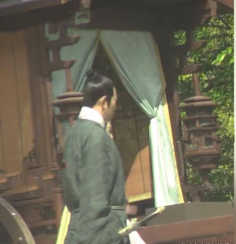 原创不红有多惨秦岚片场多人照顾排场大黄海冰独自一旁抽烟显落寞