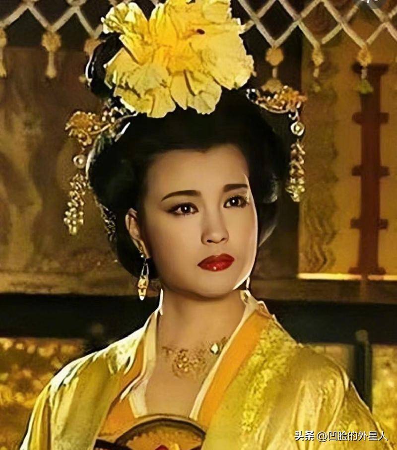 73岁还"前凸后翘"的四婚刘晓庆,走上了另一条道路_陈国军_王立_婚姻