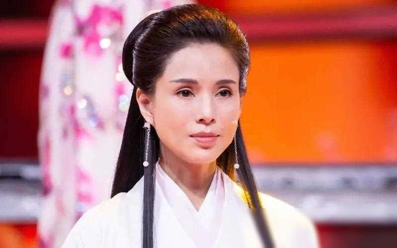 除了上述作品外,她还出演了《火烧红莲寺》,《战狼传说》,《十二金鸭