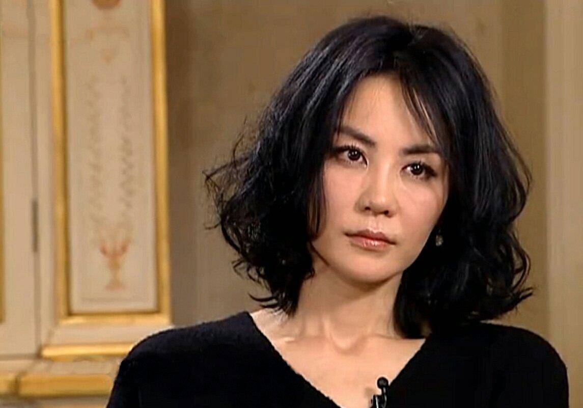 2000年,王菲正在准备自己的新专辑发布,高圆圆自然也要跑去凑热闹.