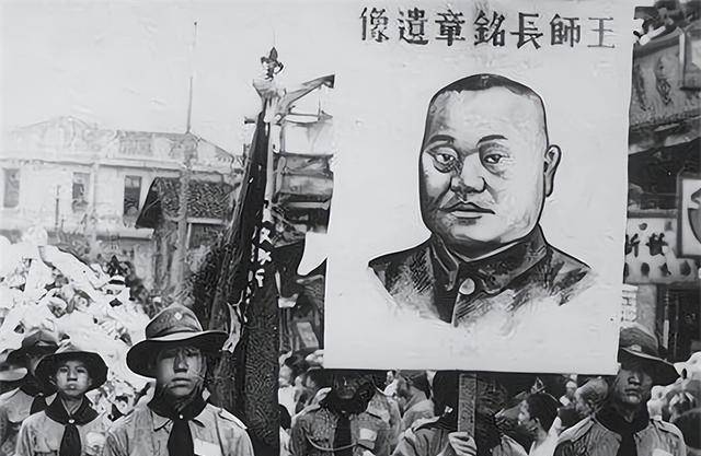 原创1951年妇女在澳门乞讨无人接济无奈举牌我是王铭章上将遗孀