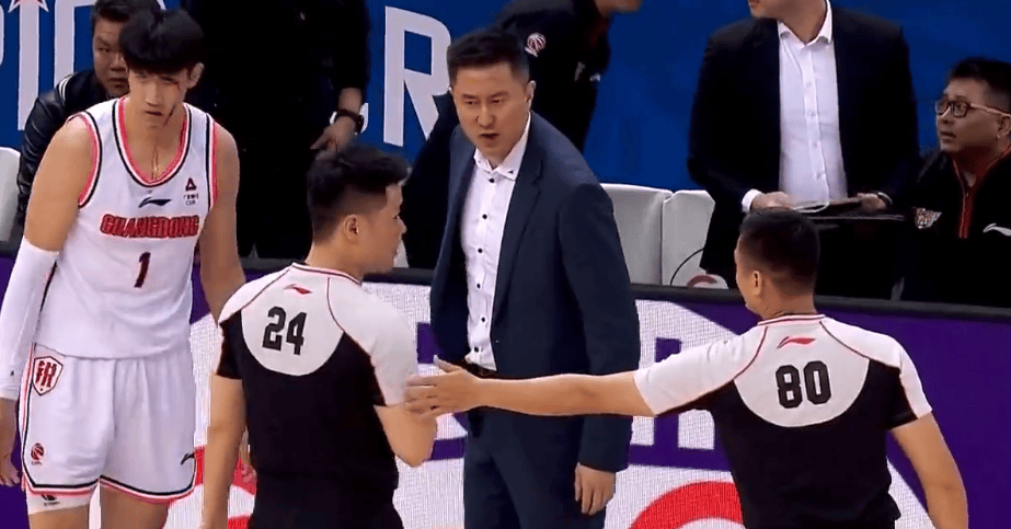 原创让杜锋吃t爆粗的80号裁判执法昏庸曾引发吉林山东球迷暴动