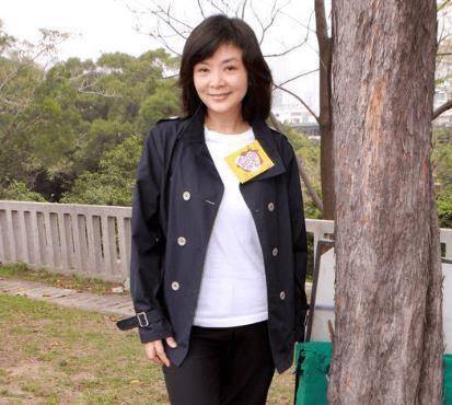 八年后陈玉莲提出了离婚,和一位叫蔡美诗的导演住到了一起,两人在一起