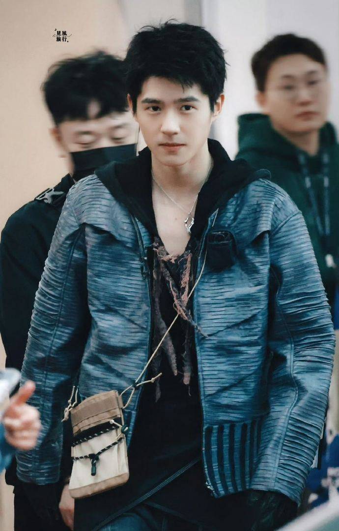 车边的刘昊然戴着金丝眼镜,英俊帅气,很有精气神!