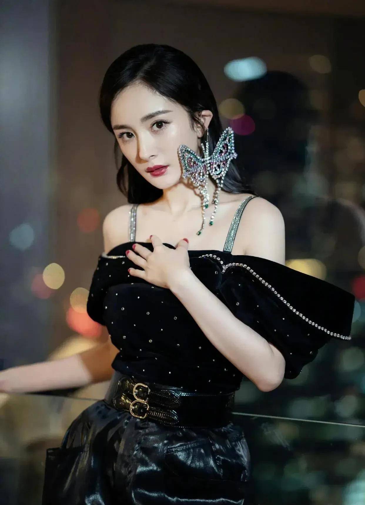 原创杨幂耳朵带大蝴蝶拍照就是特色摄影师都劝她不要戴已经颜值爆棚