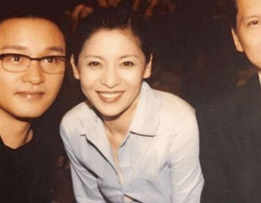 捏过龙哥和刘青云的脸还踢过向华强的椅子想不到哥哥这么牛