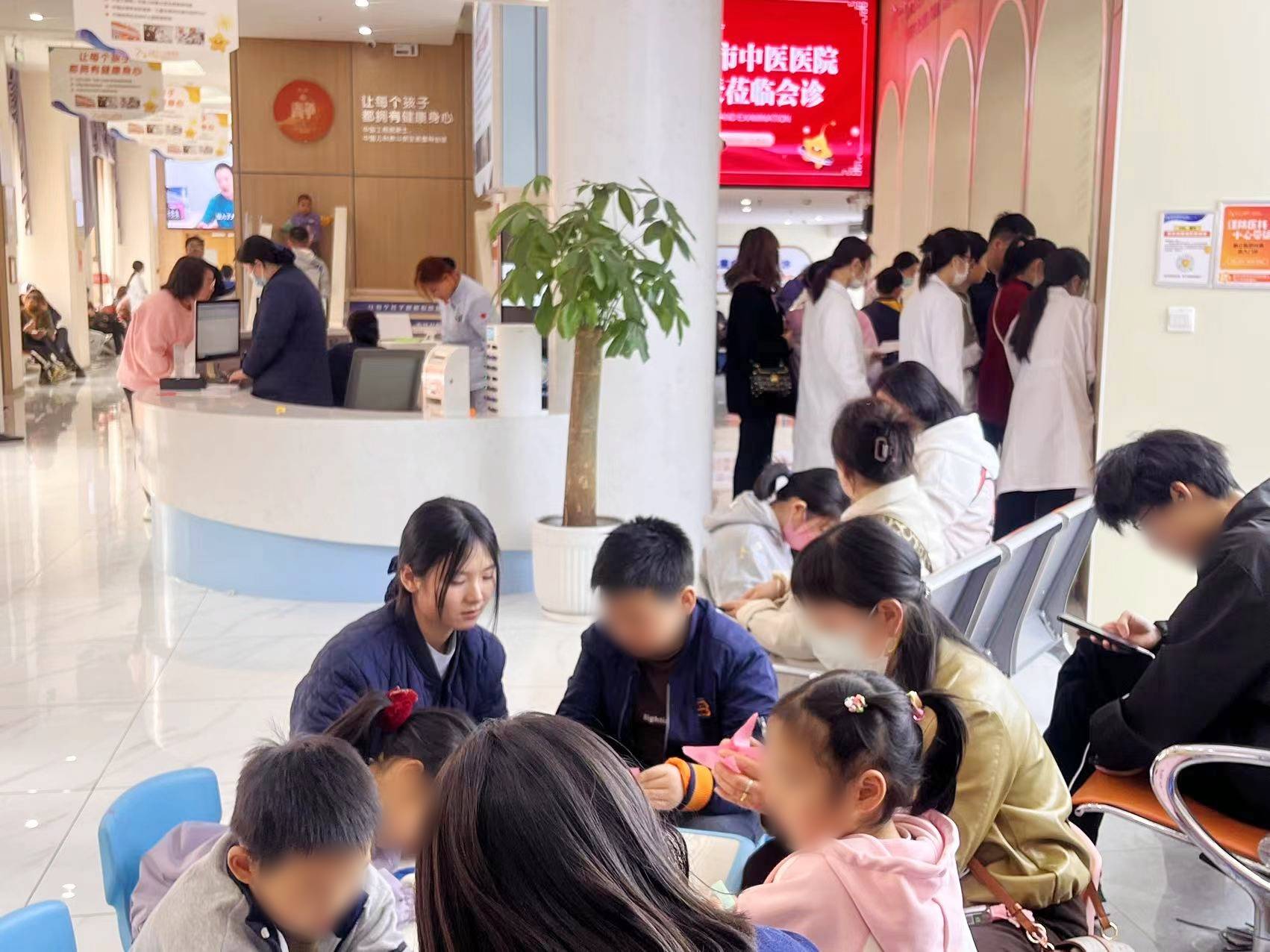 清明假期，上海六一儿童医院人气爆棚，上海市中医医院翁婷教授会诊首日获家长热烈反响！
