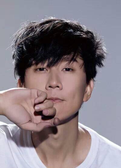 林俊杰得知女友人随身携带的行李中有一张他的照片后,难以接受,一直不