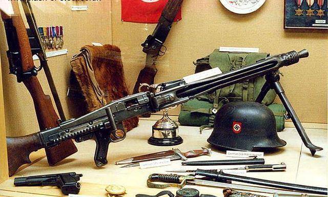 希特勒的电锯mg42号称上世纪最好的机枪射击声就是死神的召唤