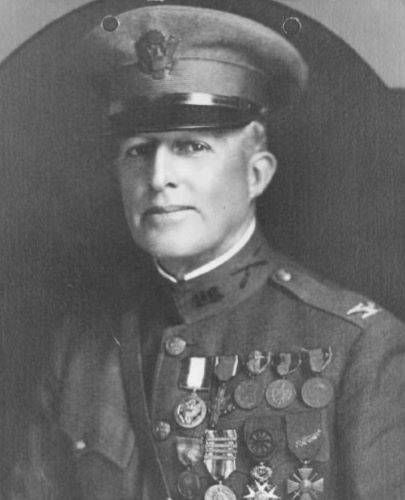 莫罗作为第 15 步兵团的指挥官,大约在 1920 年.