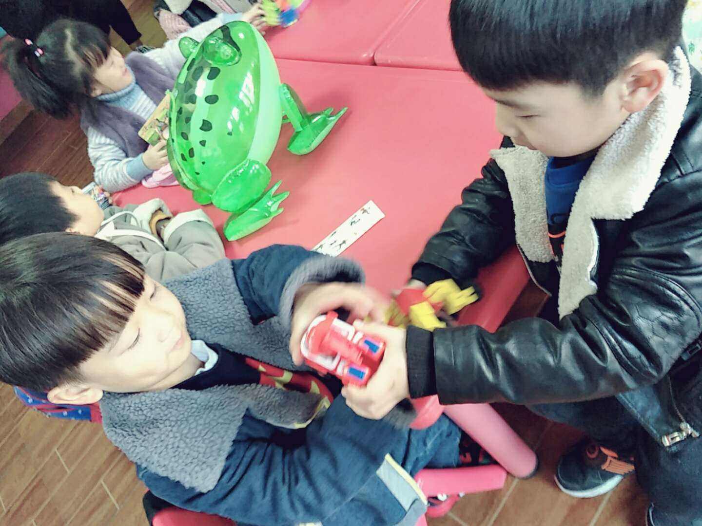 原创小孩子之间交换了不等价的玩具但两个孩子都很满意作为家长怎么