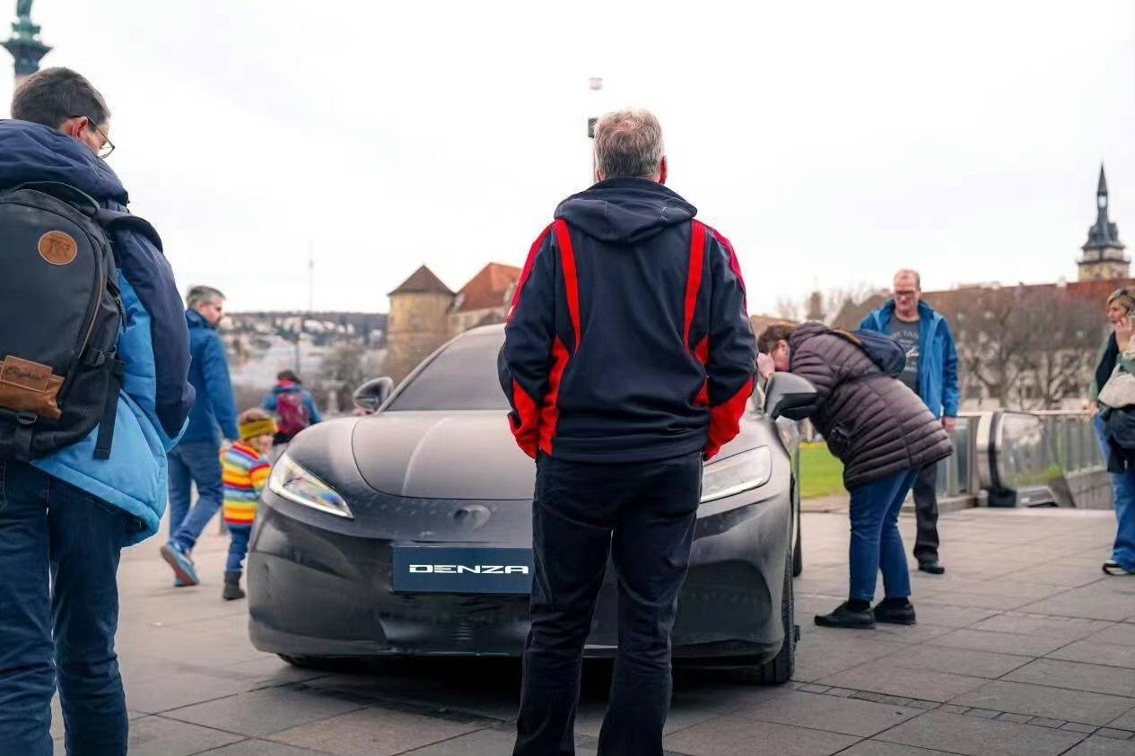 图片中的新车采用全车黑化处理,前脸是最新的家族设计,前脸棱角分明