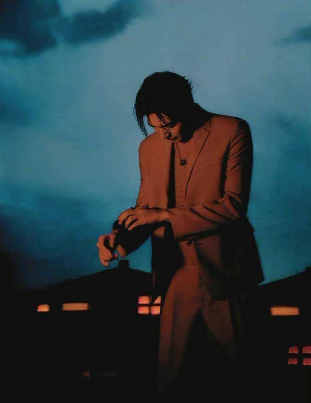 李敏镐终于现身好性感光着膀子穿衬衣拍大片就是比剧差远了