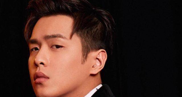 原创出淤泥而不染张若昀阳光谦逊的背后是原生家庭的无奈