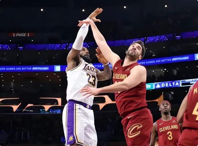 进攻算是湖人基本盘,勒布朗-詹姆斯和浓眉下限很稳,这场他们都拿到了