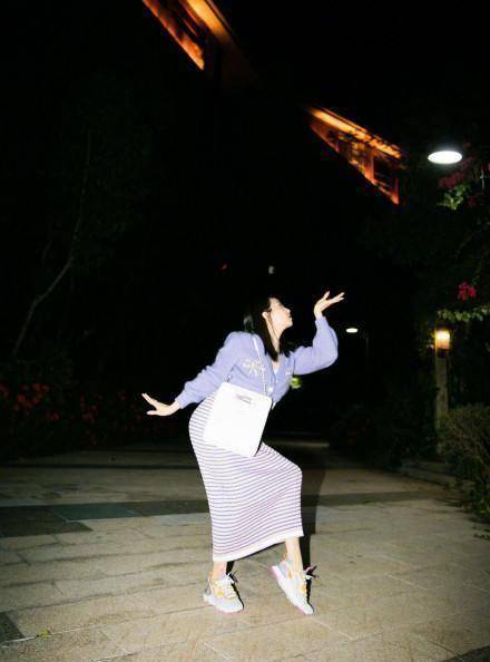 宋茜街拍姿势太搞笑束腰翘臀大秀好身材令人大呼比例太绝