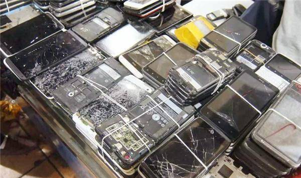 华强北山寨手机王子曾拥亿万财富如今痴傻沦落街头