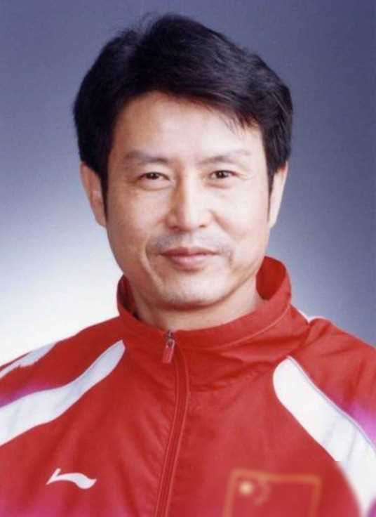 原创女排帅陈忠和与郎平亦师亦友前妻离世再婚娶女排队员简述