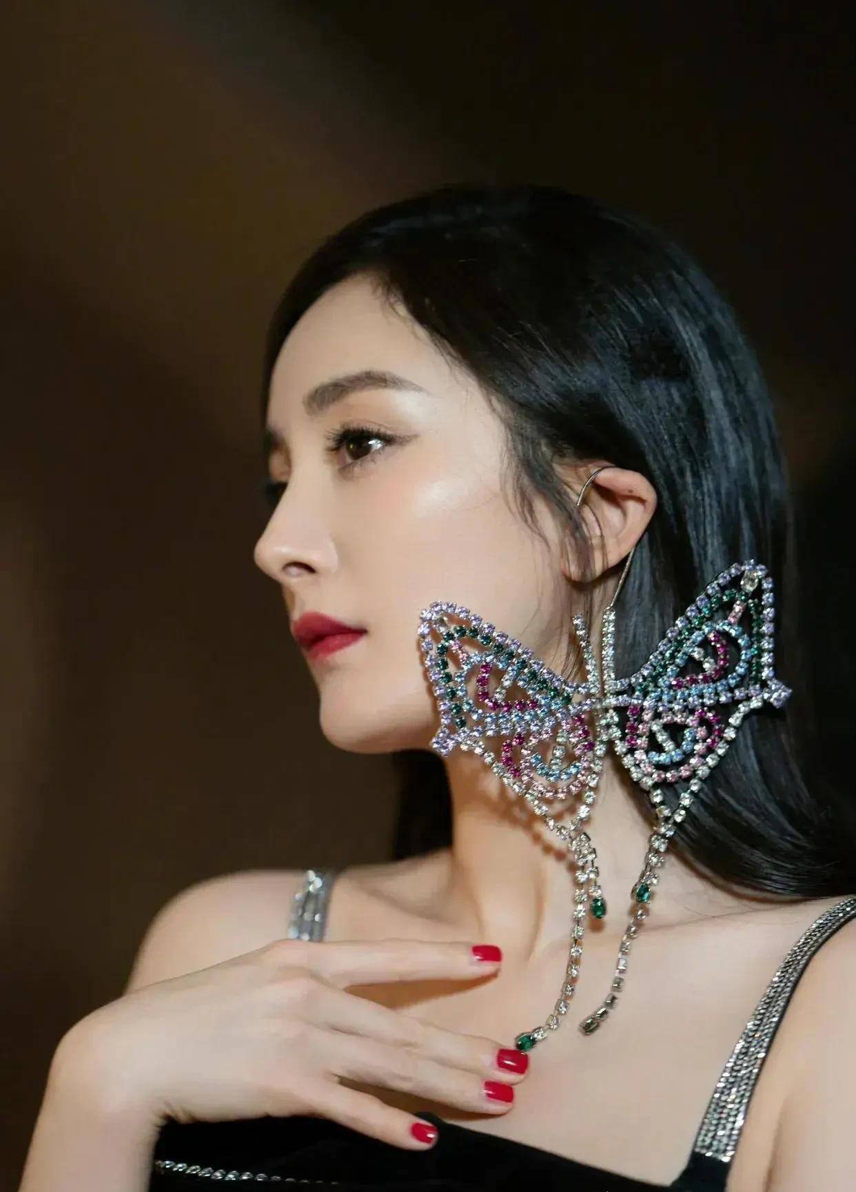 杨幂耳朵带大蝴蝶拍照就是特色,摄影师都劝她不要戴已经颜值爆棚_耳环