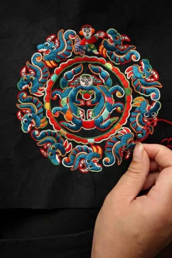 花西子里的纺织非遗苗绣上