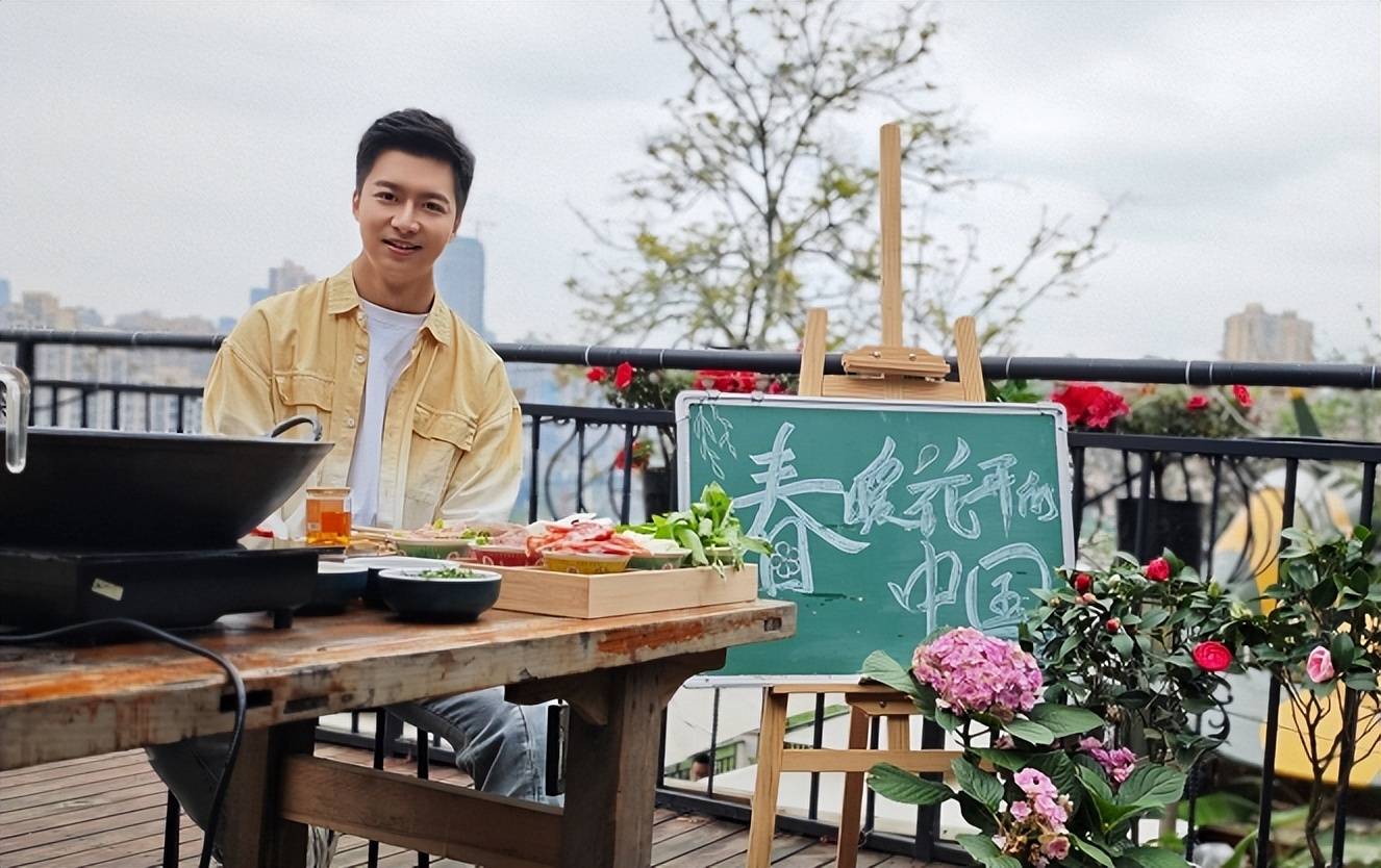 杨旭赴李子坝站做现场报道系主持人大赛赛后第2次电视端出镜