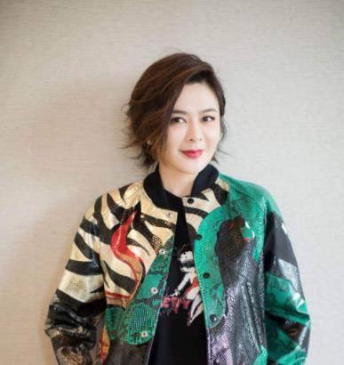 关之琳穿吊带裙喂狗被舔手心不嫌脏后背几根绳子太时尚