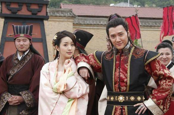 原创老秀才退休三个女儿争着养钱财散尽人人嫌半年后却想接他回家