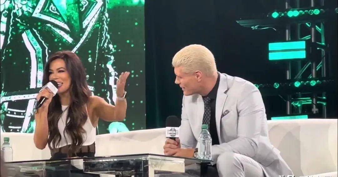 原创场上场下都是兄弟科迪私人大巴起火塞斯第一时间伸出援手