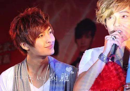 汪东城在唱歌或是发言时,炎亚纶总是"含情脉脉"地在一旁,深情地凝视着