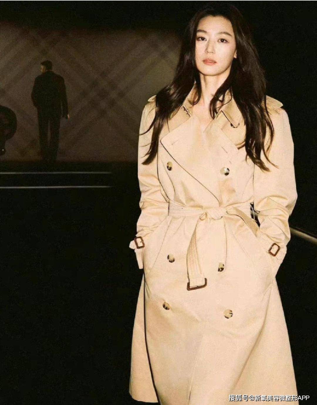 去年全姐参加伦敦时装周穿的那件风衣大家还记得不全智贤,burberry的