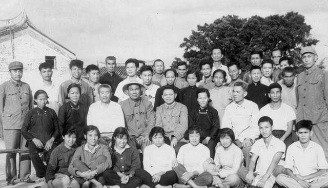 李政委语重心长地说:"妹妹,你不要和我照相了,省得拿我的照片去张扬.