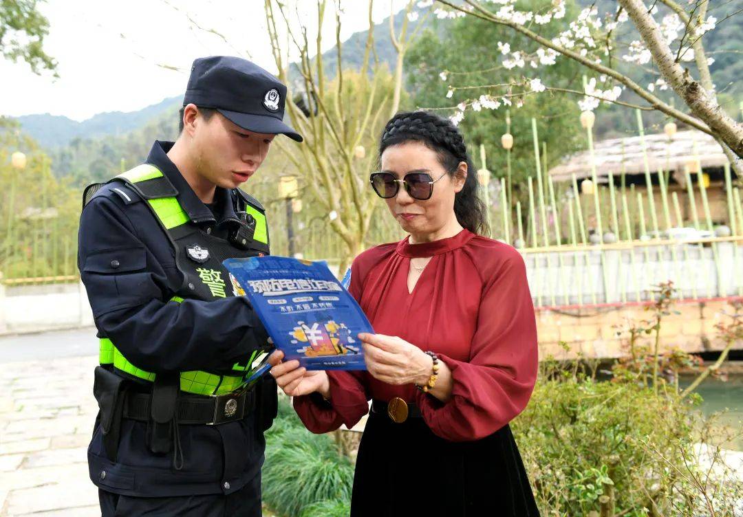 00后新警故事黄定龙认真做好每一件小事