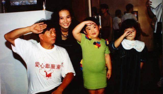 根据翁静晶的陈述,那一天,林竞业靠窗抽烟