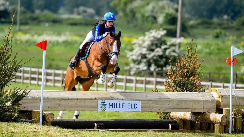 学校甚至还主办了一年一度的英国马术比赛.