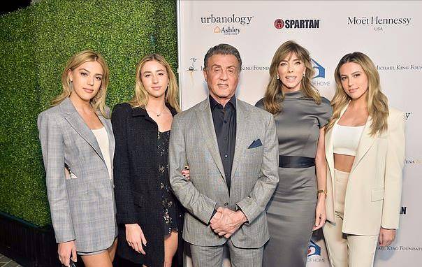 原创史泰龙成名后离开原配娶小23岁长腿模特3个女儿漂亮如明星