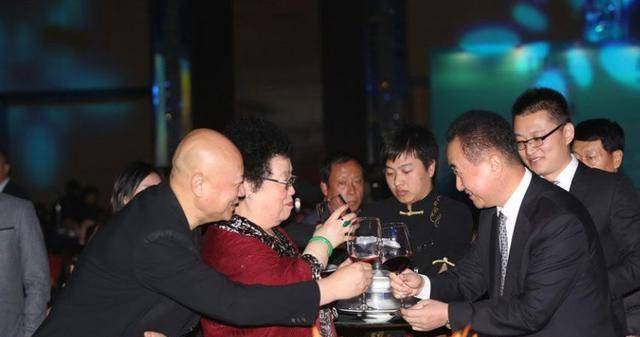 陈丽华儿子开豪车看望闺女没想到却被拒富二代素质差距太大