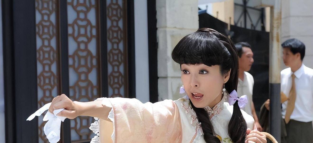 与之前相比,米雪的面容已经显现出岁月的痕迹,她的表情和动作也显得有