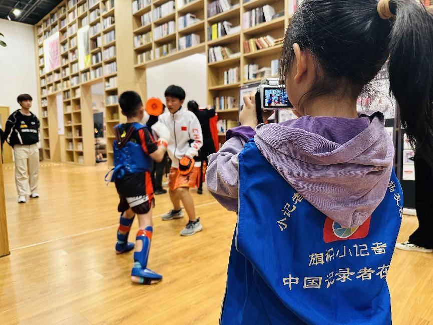 旗帜小记者陈诺拍摄中旗帜小记者拍摄中旗帜小记者创始人杜海义传授