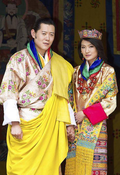 原创不丹美女公主生日照真惊艳戴钻石发箍哪像41岁90后王后输惨了