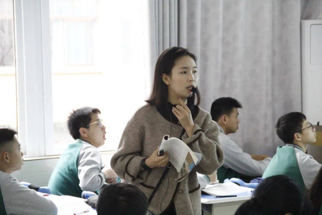 课堂,随机听取了初中部八,九年级和高中部各学科共20余名老师的现场课