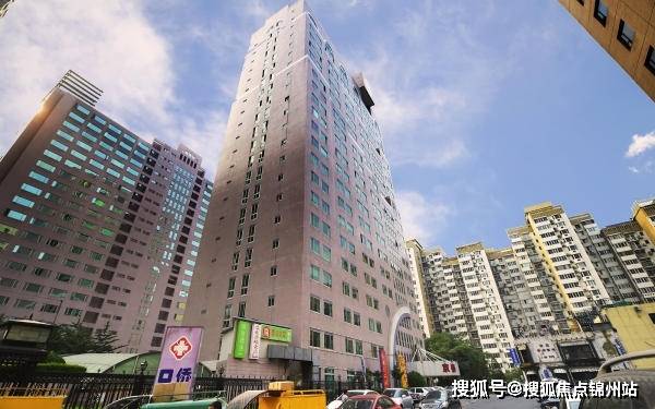 的建国门高档商务地域正中心,东临赛特大厦,西毗长富宫,南依燕华苑,北