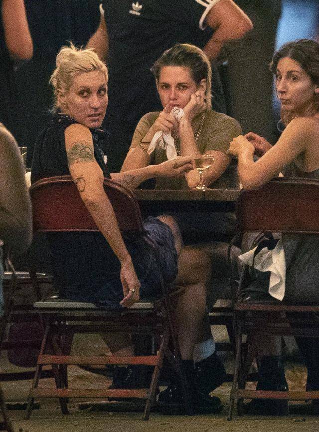 暮光女k帅难得晒恩爱照下颚线真迷人与女友四目相对超甜