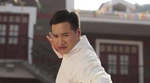 七岁时,他的家人为他找来石彪学习飞蝗石,用了不到一年的时间就将这个