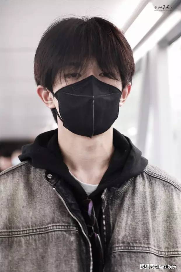 原创易烊千玺机场亮相卫衣牛仔展学生风采虽显疲惫仍魅力不减