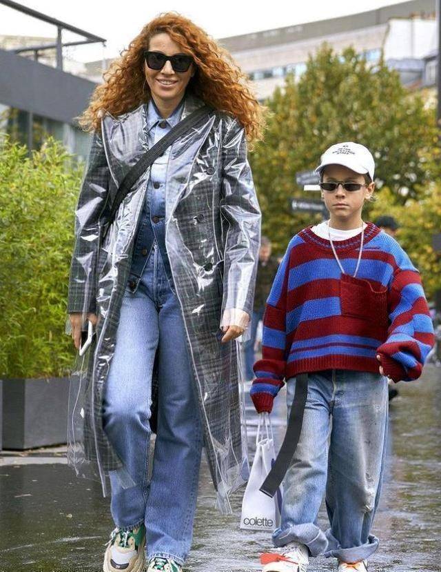 这件透明塑胶衣选择了与大衣相配的翻领版型,严谨端庄,时尚又洒脱.