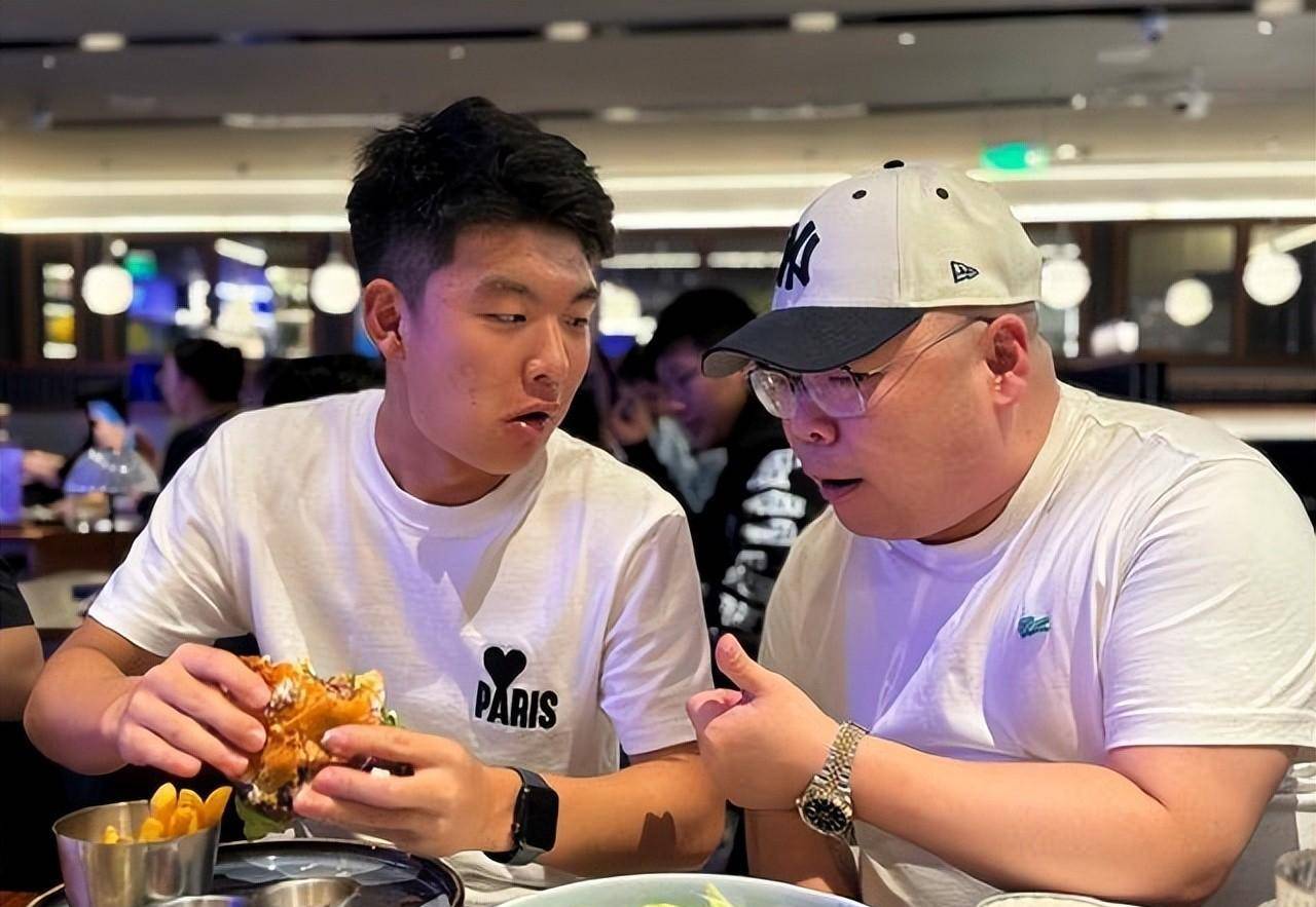 德云社郎鹤炎发文,晒儿子十七岁生日照引热议,郎子禛越来越帅气_网友_