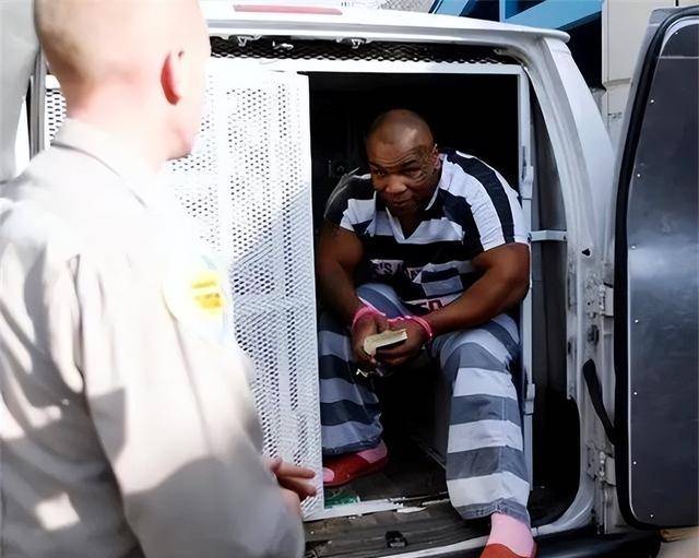 10年前左右,那些男看守时常受到犯人的攻击,犯人们时常寻衅滋事,监狱