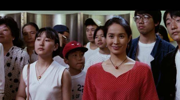 高爸高妈来到美国,威威穿了一身红色波点裙和伟同一块去接机,她心里