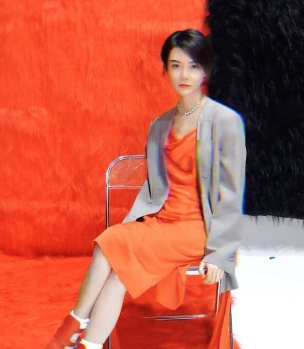 原创车晓真瘦成麻杆连换2条裙子满满御姐风形象大变样