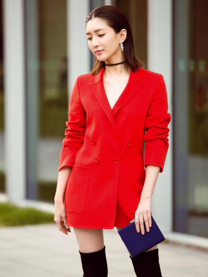 33岁江疏影街拍够新潮,把长筒靴当裤子穿,玩出"下衣失踪"真飒